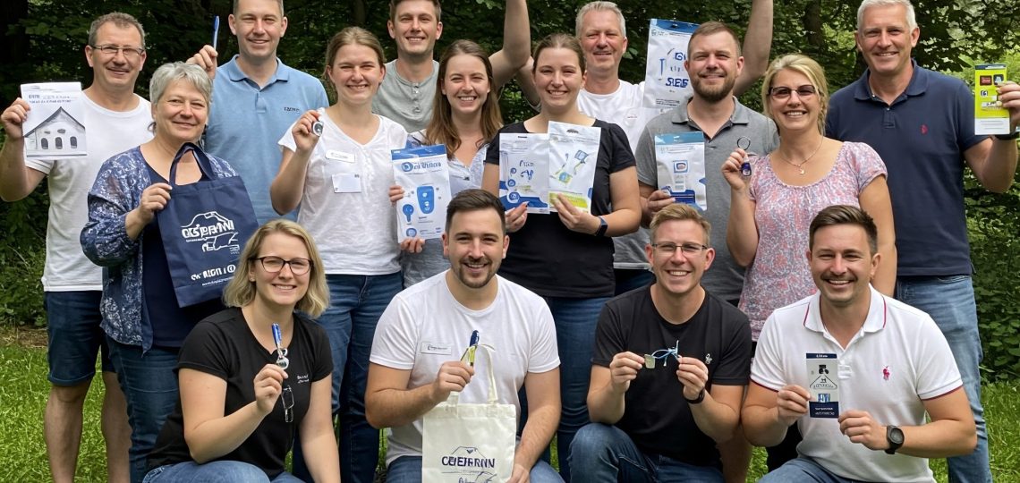 Menschen im Park mit bedruckten unterschiedlichen Werbeartikel in der Hand