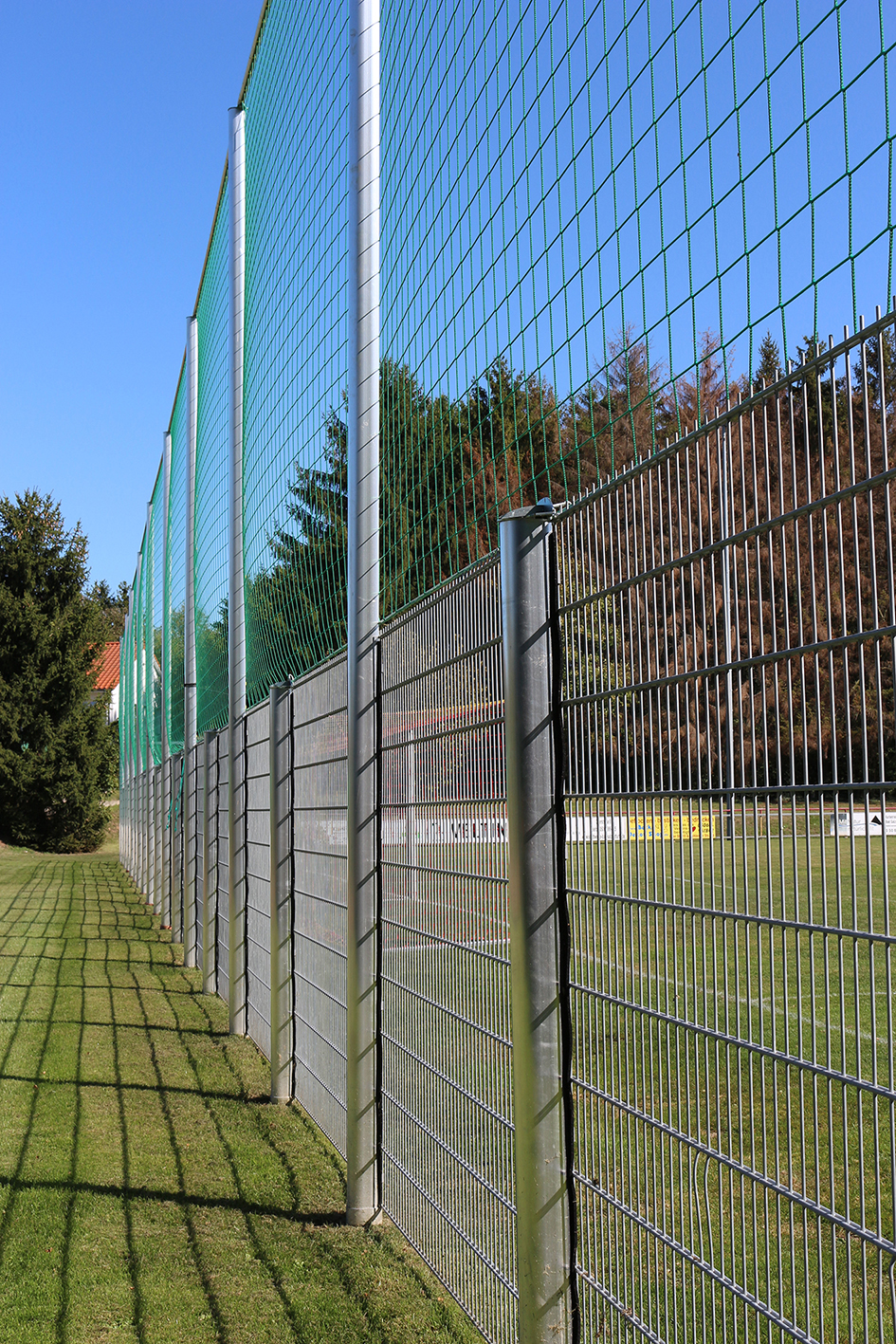 Ballfangzaun 6 x 40m mit Schutznetz und Stabgittermatte BST640