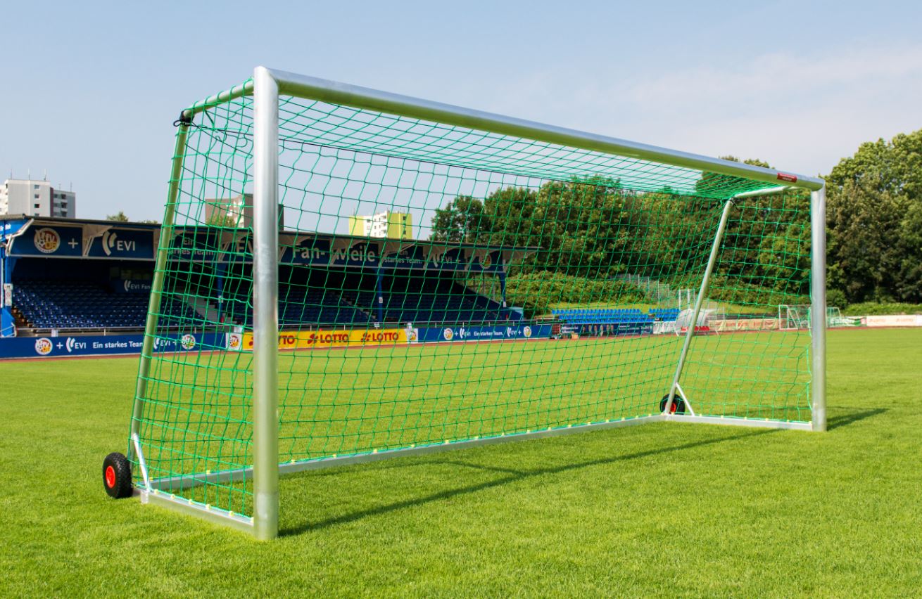 Mobiles Fussballtor vollverschweißt mit Transportrollen