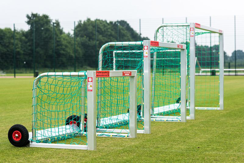 Minitore - 3 unterschiedlich große Minitore mit Rädern auf einem Sportplatz