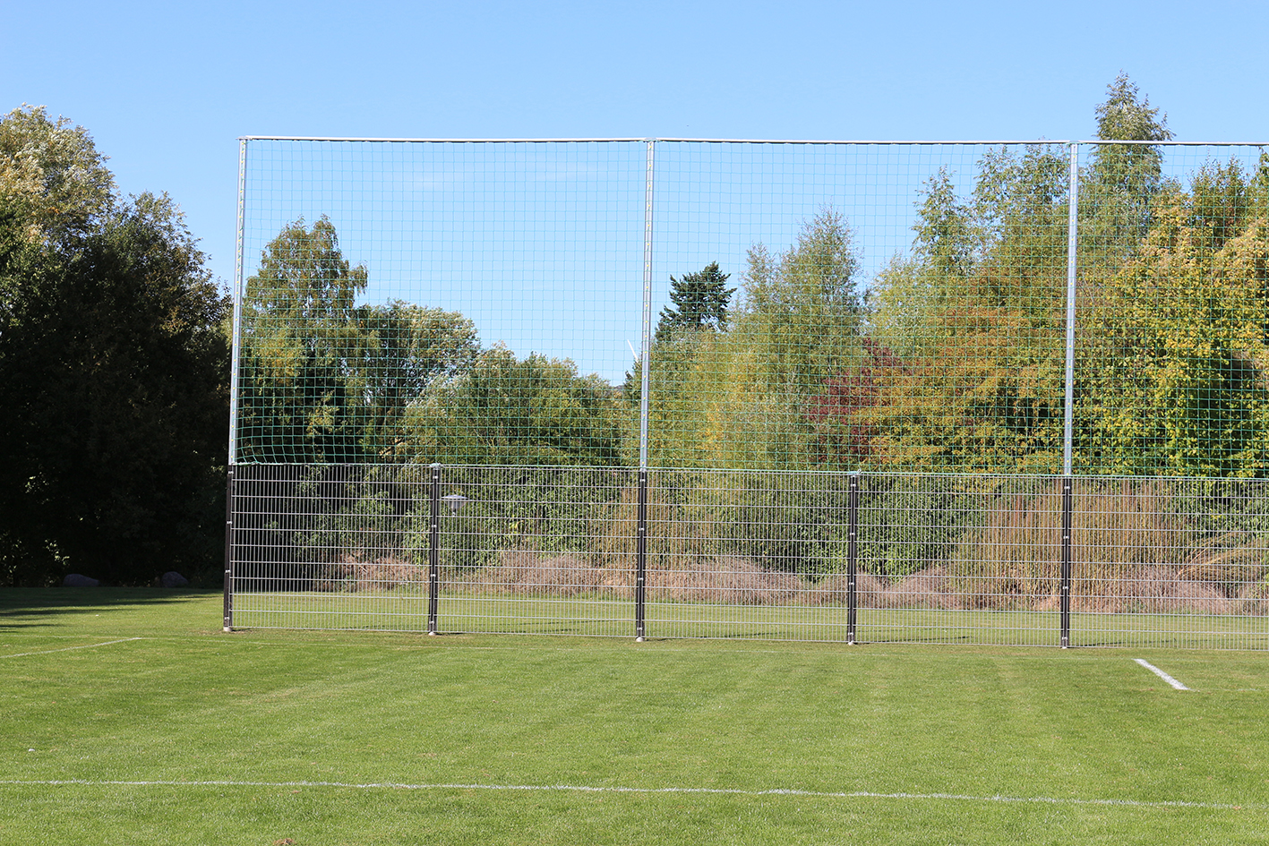 Ballfangzaun 6 x 40m mit Schutznetz und Stabgittermatte BST640 Ballfangzaun 6 x 40m mit Schutznetz und Stabgittermatte BST640