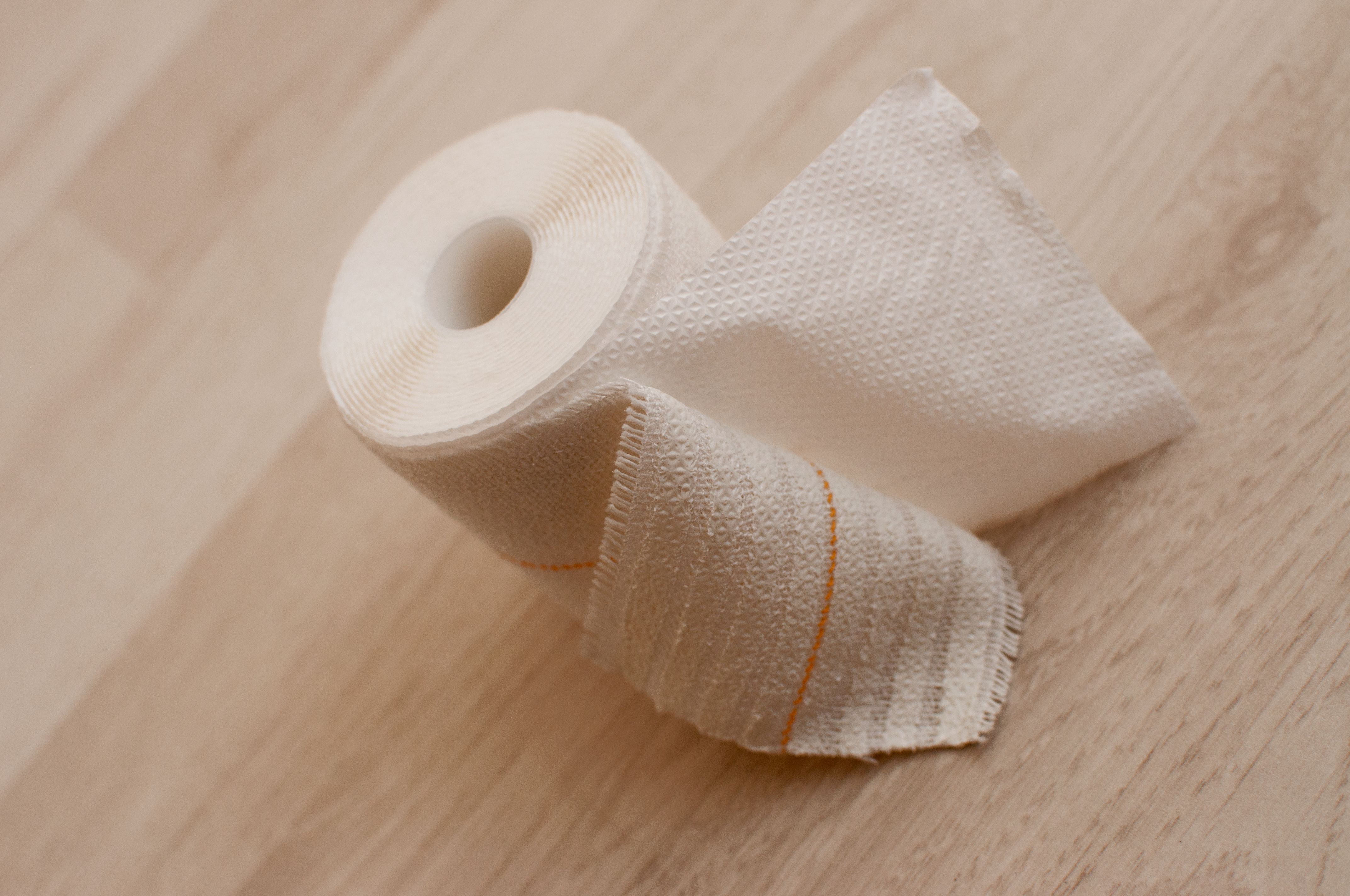 Elastische und klebende Binde - 5cm x 4,5m Elastische und klebende Binde - 5cm x 4,5m