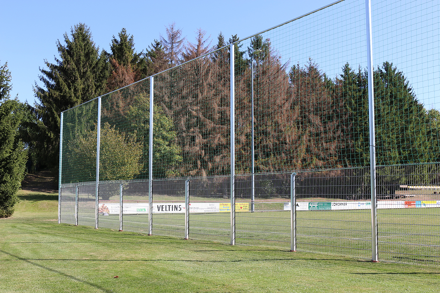 Ballfangzaun 6 x 20m mit Schutznetz und Stabgittermatte