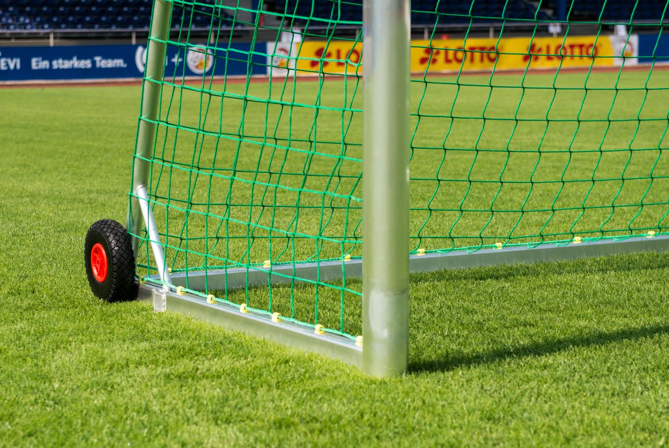 Mobiles Jugendfussballtor vollverschweißt mit Transportrollen